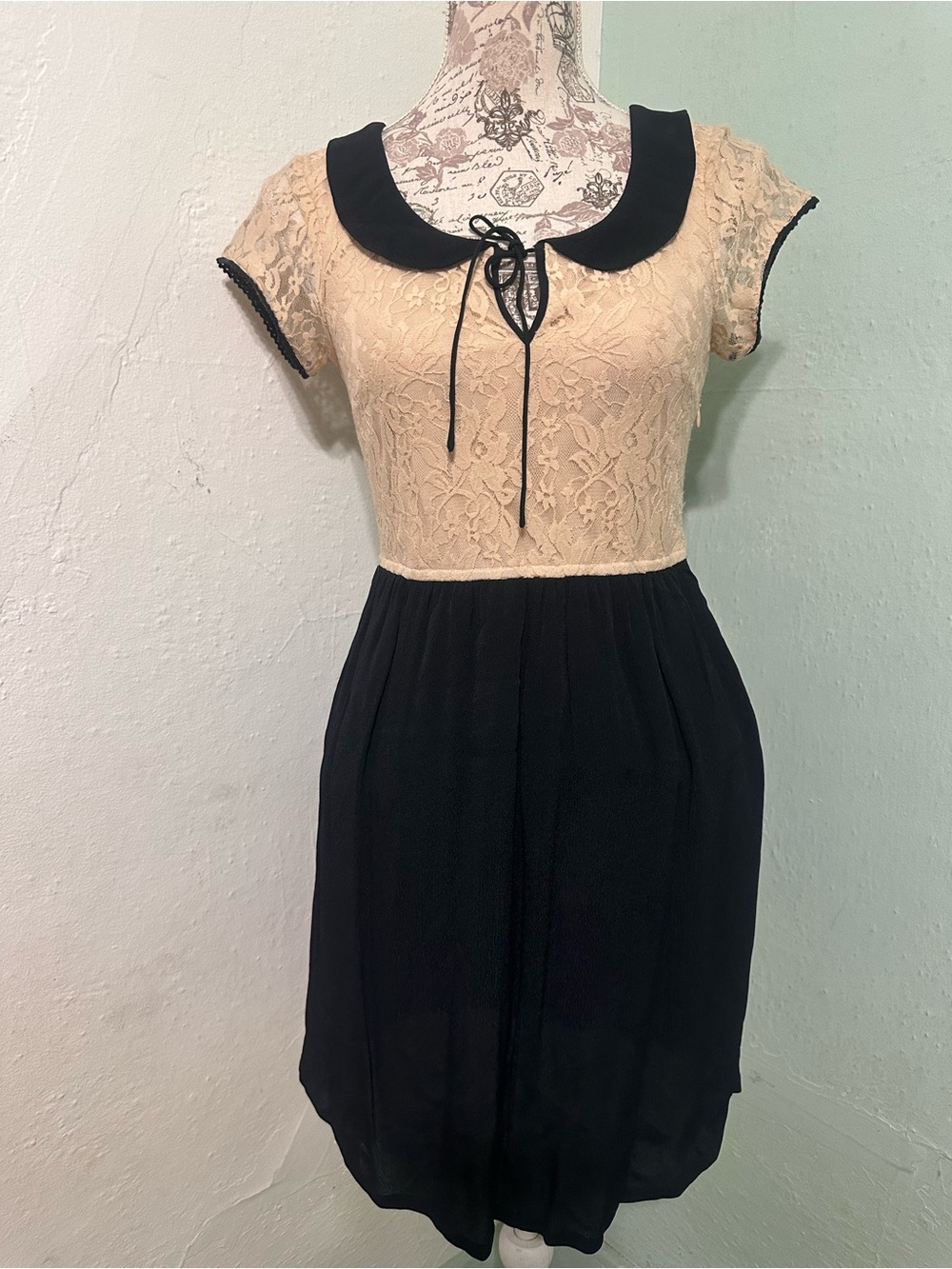 American Eagle Outfitters Y2K 2000 vintage Peter Pan Collar Dress Beige Black